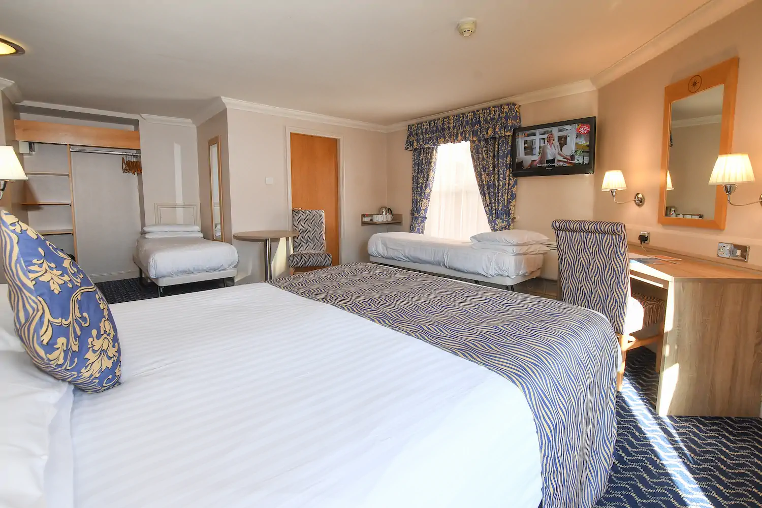 Queens Hotel - Double Bedroom